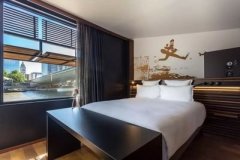 卧室的镜子正对着门睡觉的门风水如何化解？