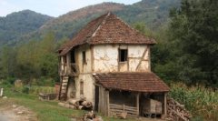 进院子就下坡风水好吗?